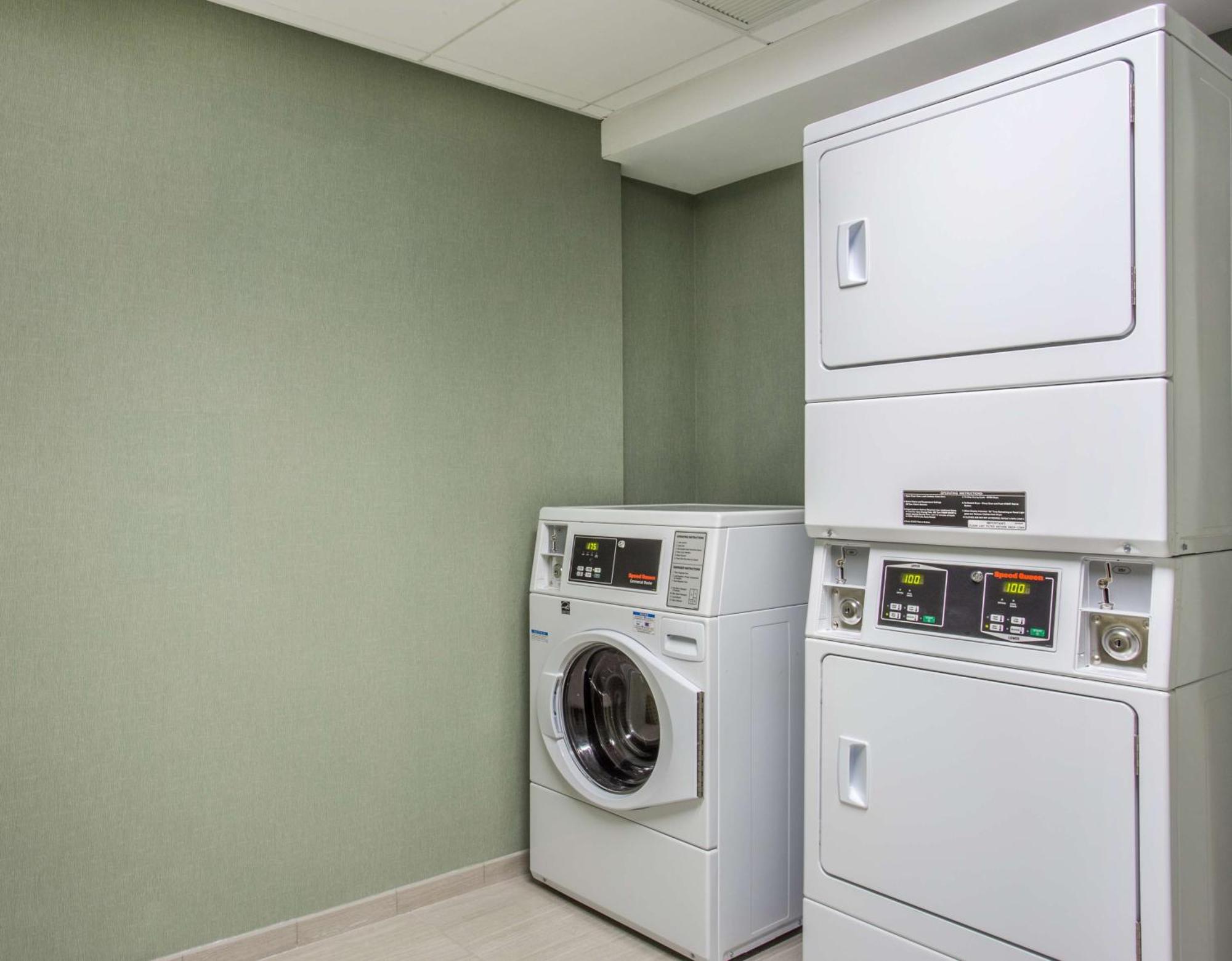 Hampton Inn & Suites Yonkers - Westchester Екстер'єр фото